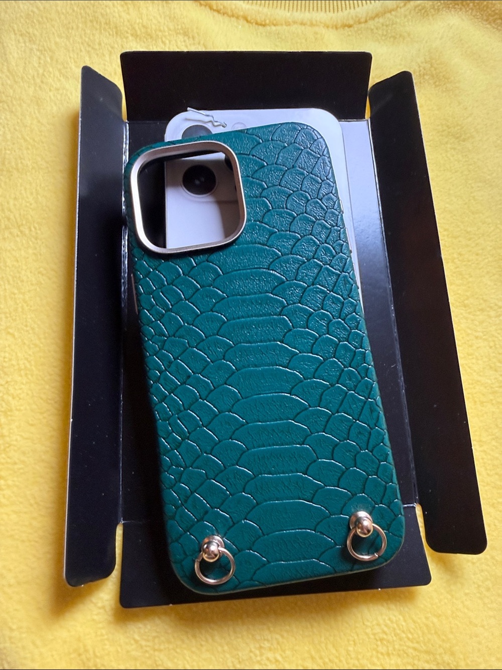 Green Textured Leather-Style Phone Case with Gold Accent 16promax